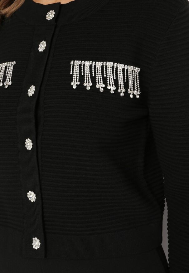 Born2be - Czarny Kardigan z Guzikami w Kształcie Kwiatka z Cyrkoniami i Frędzlami Wileara. Kolor: czarny. Wzór: kwiaty