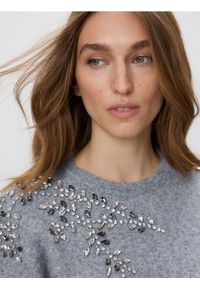 Reserved - Sweter z ozdobnymi aplikacjami - jasnoszary. Kolor: szary. Materiał: dzianina, wełna. Wzór: aplikacja #1