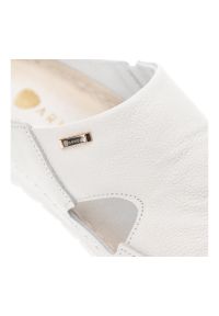 Białe Klapki Armodo Modne Obuwie Damskie. Kolor: biały. Materiał: skóra. Wzór: kolorowy. Sezon: lato. Styl: elegancki #6