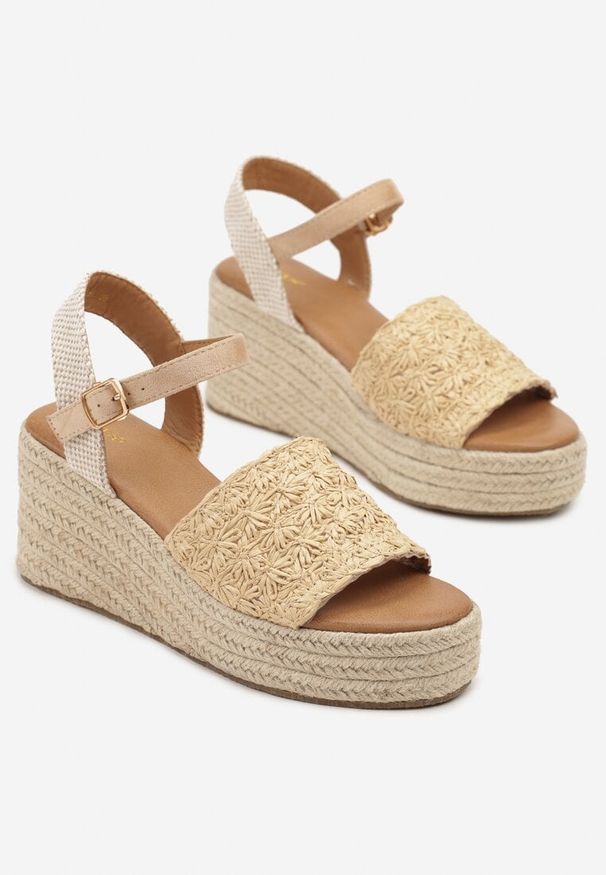 Renee - Beżowe Sandały na Koturnie Vices w Stylu Boho Danione. Okazja: do pracy, na spotkanie biznesowe. Zapięcie: sprzączka. Kolor: beżowy. Materiał: jeans. Sezon: lato. Obcas: na koturnie. Styl: boho