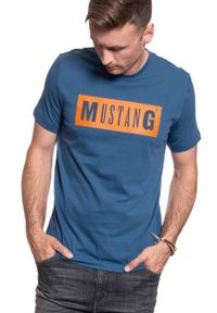 Mustang - MUSTANG TSHIRT Alex C LOGO Tee ENSIGN BLUE 1009738 5229. Okazja: na imprezę, na co dzień. Materiał: jeans, bawełna, tkanina, materiał. Długość rękawa: krótki rękaw. Długość: krótkie. Wzór: nadruk. Styl: casual, klasyczny #6