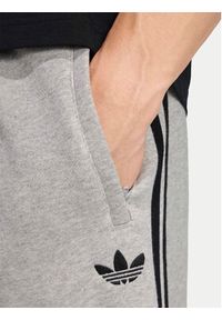 Adidas - adidas Szorty sportowe 3-Stripes KE2433 Szary Regular Fit. Kolor: szary. Materiał: bawełna. Styl: sportowy #2
