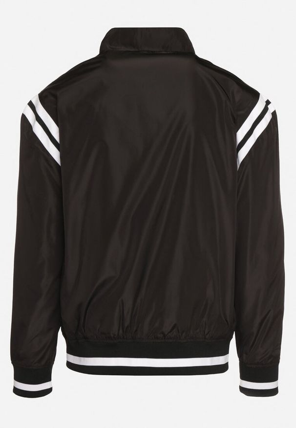 Born2be - Czarna Kurtka Bomberka z Gumką w Pasie Ozdobiona Paskami Nevetas. Kolor: czarny. Materiał: bawełna. Długość rękawa: długi rękaw. Długość: długie. Wzór: aplikacja. Styl: sportowy