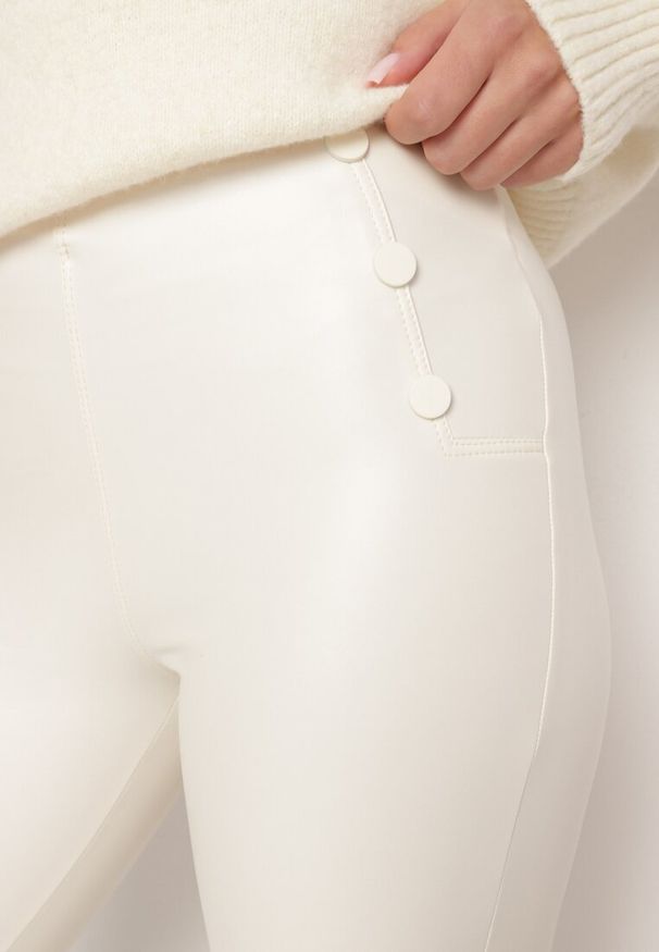 Born2be - Białe Legginsy z Ekoskóry z Guzikami Wysokim Stanem i Gumką w Talii Sintheria. Okazja: na spacer, na co dzień. Stan: podwyższony. Kolor: biały. Materiał: materiał, kaszmir. Wzór: aplikacja. Sezon: jesień. Styl: elegancki, casual