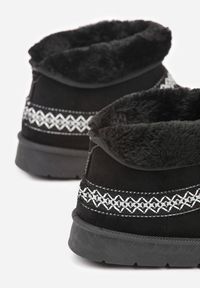 Born2be - Czarne Wsuwane Śniegowce z Imitacji Zamszu Zdobione Haftem i Futerkiem Zetesse. Okazja: na co dzień. Zapięcie: bez zapięcia. Kolor: czarny. Materiał: zamsz, futro. Wzór: haft, aplikacja. Sezon: zima. Styl: casual, elegancki #3