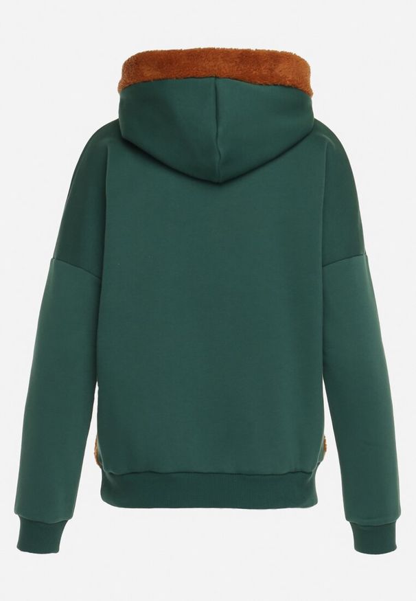 Born2be - Zielona Bawełniana Bluza z Kapturem z Polarem i Naszywką Misia Hestada. Okazja: na co dzień. Typ kołnierza: kaptur. Kolor: zielony. Materiał: polar, bawełna. Wzór: aplikacja. Styl: klasyczny, casual