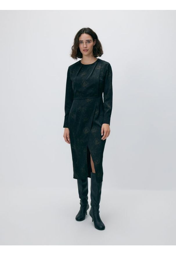 Reserved - Wzorzysta sukienka midi - wielobarwny. Materiał: tkanina. Typ sukienki: proste. Długość: midi