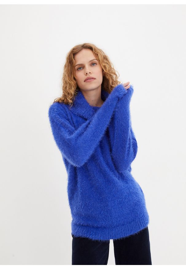 bonprix - Sweter oversize z miękkiej piórkowej przędzy. Kolekcja: plus size. Kolor: niebieski