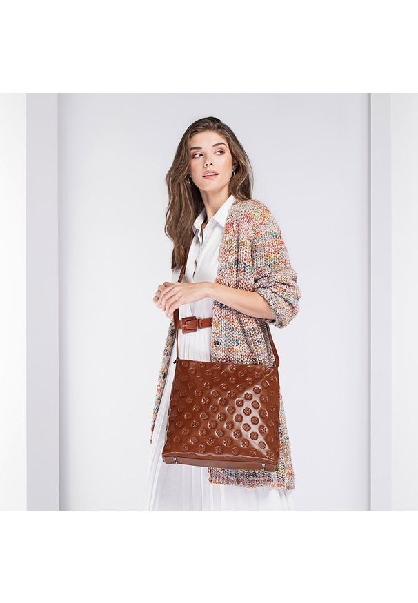 Wittchen - Damska listonoszka skórzana z monogramem duża. Kolor: brązowy. Materiał: skórzane. Styl: klasyczny, vintage, retro, casual