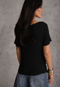 Renee - Czarna Asymetryczna Bluzka z Wiskozy z Krótkim Rękawem Zdobiona Marszczeniem Undishi. Okazja: na co dzień. Typ kołnierza: dekolt w łódkę. Kolor: czarny. Długość: krótkie. Wzór: aplikacja. Materiał: wiskoza. Długość rękawa: krótki rękaw. Sezon: lato. Styl: casual, klasyczny #5