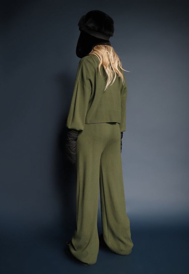 Renee - Zielony Komplet Dzianinowy z Wiskozą Spodnie o Szerokim Kroju Góra z Golfem Norathira. Kolor: zielony. Materiał: wiskoza, dzianina