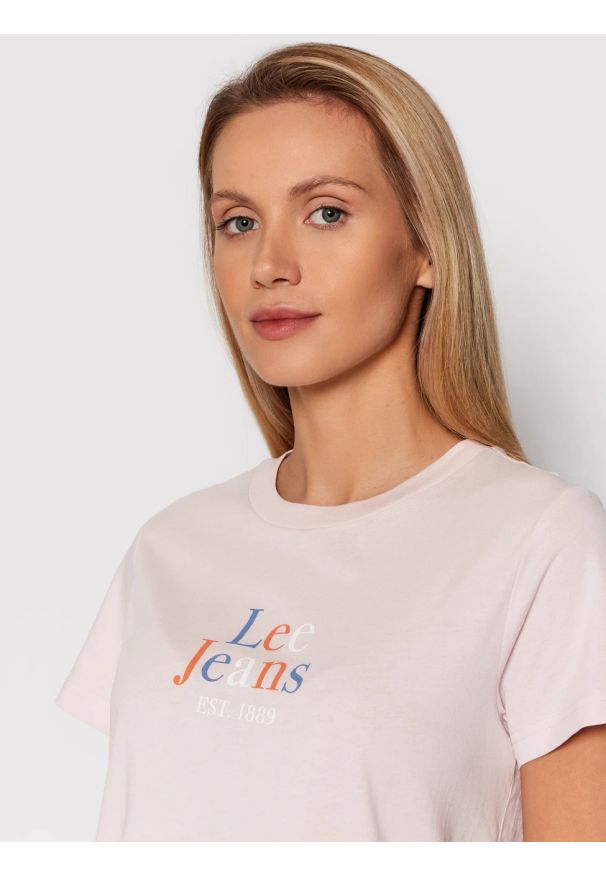 Lee - LEE SEASONAL LOGO TEE DAMSKI T-SHIRT KOSZULKA LOGO NADRUK PALE LILAC L41GYGSU 112140030. Wzór: nadruk