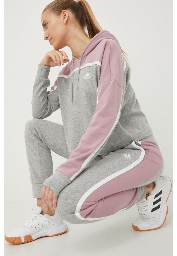 adidas Performance dres damski kolor szary. Kolor: szary. Materiał: dresówka