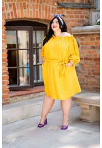 Moda Size Plus Iwanek - Musztardowa sukienka hiszpanka na lato PLUS SIZE. Typ kołnierza: dekolt hiszpanka. Kolekcja: plus size. Kolor: żółty. Materiał: tkanina, włókno, poliester, wiskoza. Sezon: lato. Typ sukienki: dla puszystych. Styl: elegancki