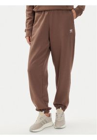 Adidas - adidas Spodnie dresowe adicolor Essentials IR5974 Brązowy Regular Fit. Kolor: brązowy. Materiał: bawełna