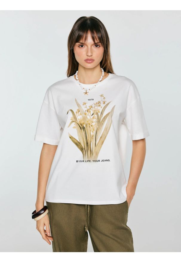 Big-Star - Koszulka damska z nadrukiem biała Lika 100. Okazja: na co dzień. Kolor: biały. Materiał: jeans, dzianina. Wzór: nadruk. Sezon: lato. Styl: elegancki, klasyczny, casual