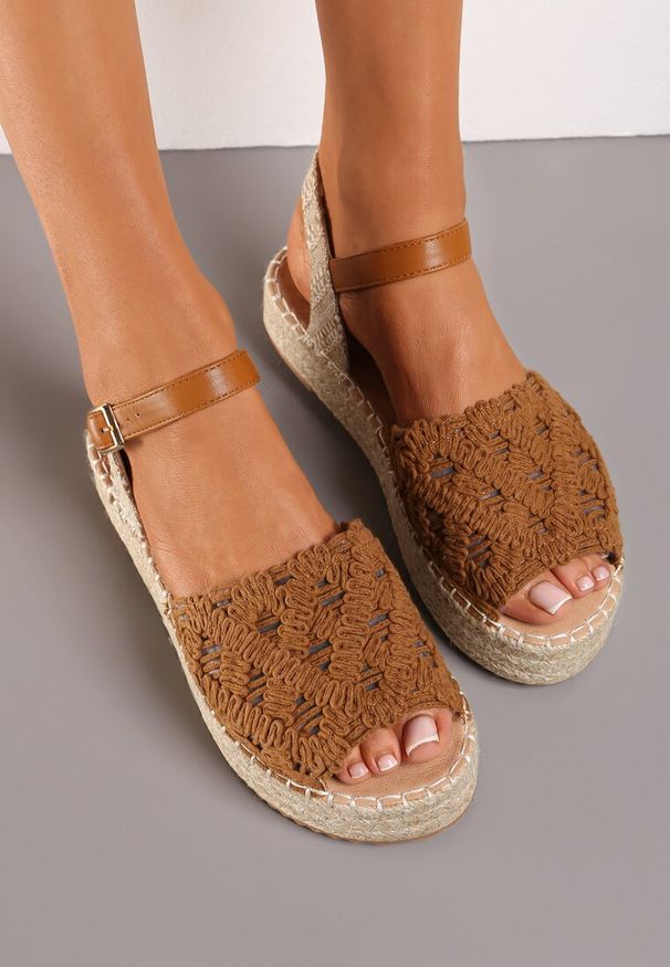 Born2be - Brązowe Ażurowe Sandały Espadryle na Grubej Plecionej Podeszwie Valens. Kolor: brązowy. Materiał: materiał. Wzór: ażurowy. Sezon: lato