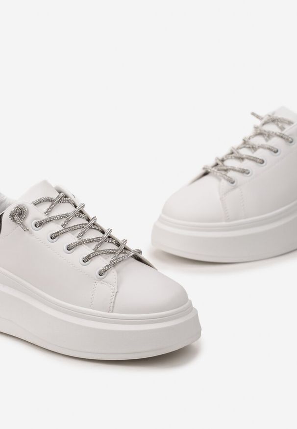 Born2be - Biało-Czarne Sneakersy z Brokatem i Biżuteryjnymi Sznurowadłami Nilirea. Kolor: czarny. Wzór: gładki