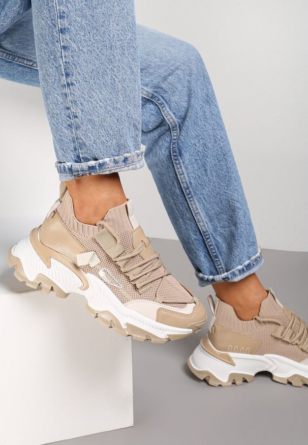 Renee - Ciemnobeżowe Sneakersy Kharena. Zapięcie: bez zapięcia. Kolor: beżowy. Materiał: materiał. Szerokość cholewki: normalna. Wzór: aplikacja