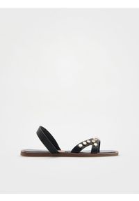Reserved - Skórzane sandały z ćwiekami - czarny. Kolor: czarny. Materiał: skóra