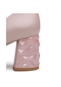 Marco Shoes Skórzane czółenka beżowe z obcasem 3D beżowy różowe. Kolor: różowy, beżowy, wielokolorowy. Materiał: skóra. Obcas: na obcasie. Wysokość obcasa: średni #7