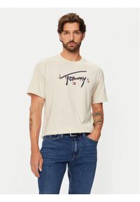 Tommy Jeans T-Shirt Signature Twist DM0DM19683 Beżowy Regular Fit. Kolor: beżowy. Materiał: bawełna #1