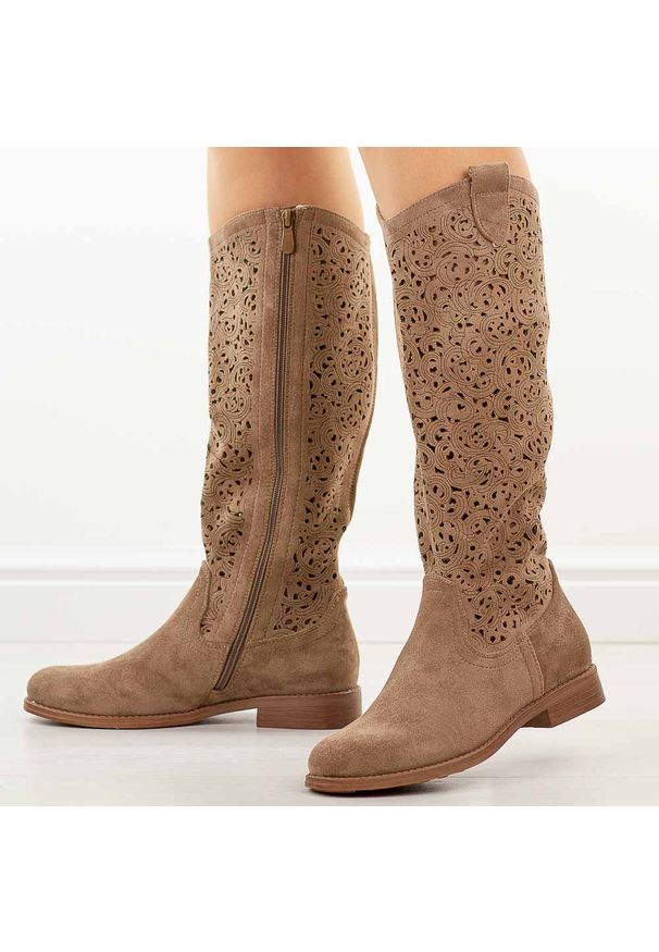 Coffee ażurowe kozaki damskie S.Barski 8023. Okazja: na co dzień. Materiał: zamsz. Szerokość cholewki: normalna. Wzór: ażurowy. Sezon: wiosna, jesień. Obcas: na obcasie. Styl: casual, elegancki, klasyczny. Wysokość obcasa: niski