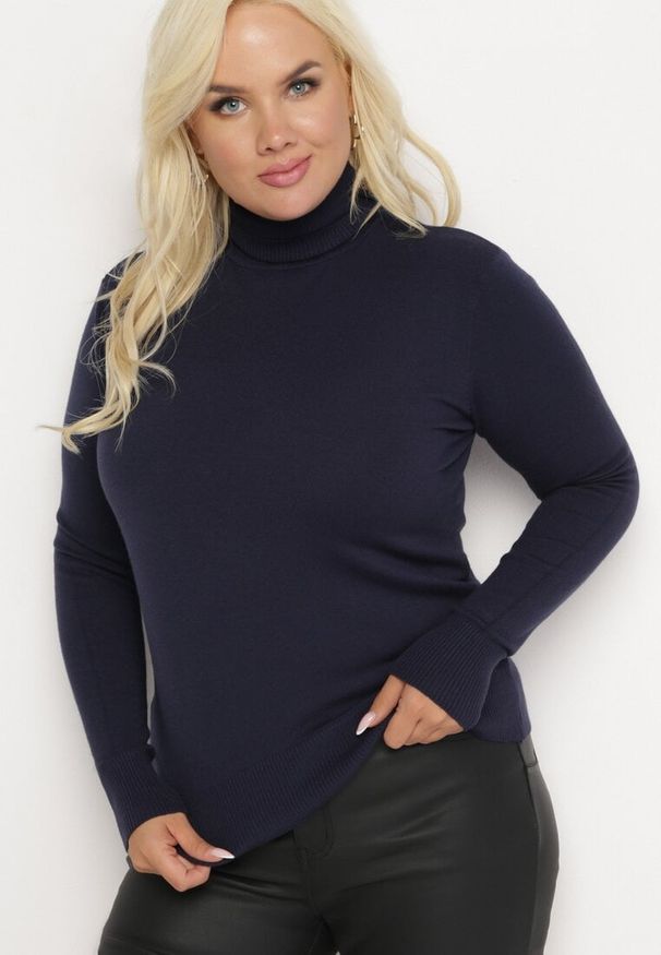 Born2be - Granatowy Sweter z Golfem Sazerna. Typ kołnierza: golf. Kolor: niebieski. Materiał: dzianina, tkanina, wiskoza. Długość rękawa: długi rękaw. Długość: długie. Wzór: gładki. Sezon: jesień, zima
