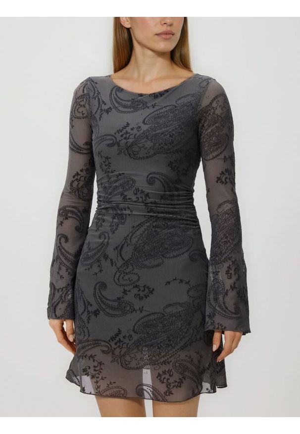 Reserved - Wzorzysta sukienka mini - ciemnoszary. Kolor: szary. Materiał: dzianina. Długość: mini