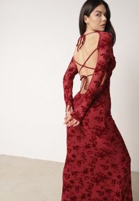 Born2be - Czerwona Dopasowana Sukienka VICES z Odkrytymi Plecami Ozdobiona Tiulową Koronką Ravita. Okazja: na randkę. Typ kołnierza: dekolt kwadratowy. Kolor: czerwony. Materiał: tiul, koronka. Wzór: aplikacja, koronka. Typ sukienki: dopasowane. Styl: elegancki #1