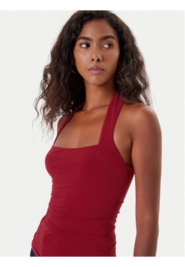 Guess Top W5YP28 KACM2 Czerwony Regular Fit. Kolor: czerwony