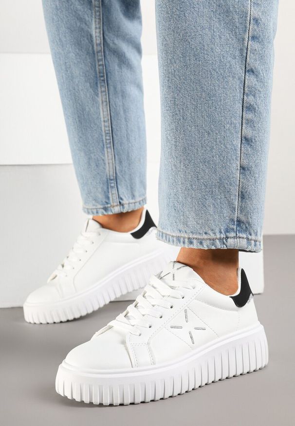 Born2be - Biało-Czarne Sneakersy na Grubej Tłoczonej Podeszwie z Brokatem Nusandra. Okazja: na co dzień. Kolor: biały. Materiał: jeans. Wzór: aplikacja