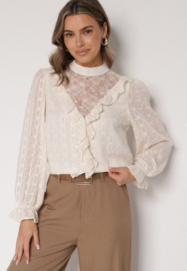 Born2be - Beżowa Bluzka Zdobiona Koronką Falbankami i Metaliczną Nicią Feralea. Okazja: na co dzień, do pracy, na spotkanie biznesowe. Typ kołnierza: kołnierz z falbankami. Kolor: beżowy. Materiał: koronka. Wzór: koronka, aplikacja. Styl: biznesowy, casual, elegancki