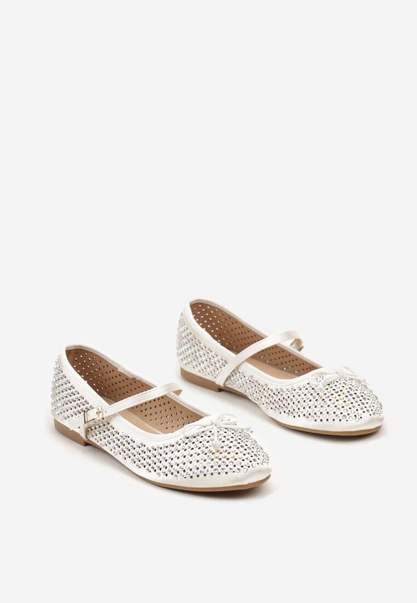 Born2be - Białe Balerinki z Ażurową Cholewką i Paskiem na Klamrę Moraisa. Okazja: na co dzień. Zapięcie: klamry. Kolor: biały. Materiał: bawełna, jeans. Szerokość cholewki: normalna. Wzór: ażurowy. Obcas: na płaskiej podeszwie. Styl: casual, elegancki