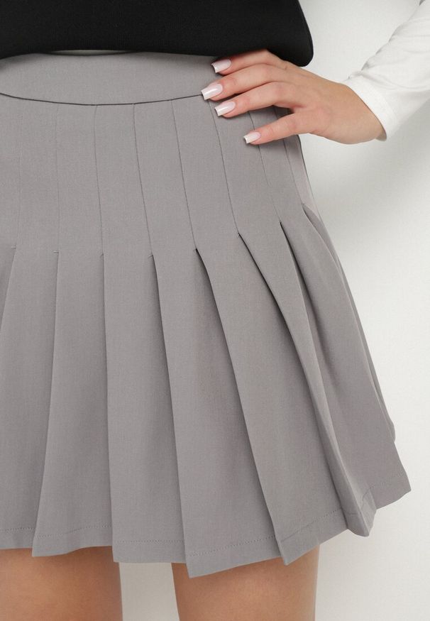 Born2be - Jasnoszare Wiskozowe Spódnico-Spodenki High Waist z Plisami Annelin. Okazja: na co dzień. Stan: podwyższony. Kolor: szary. Materiał: wiskoza. Sezon: lato. Styl: elegancki, klasyczny, casual