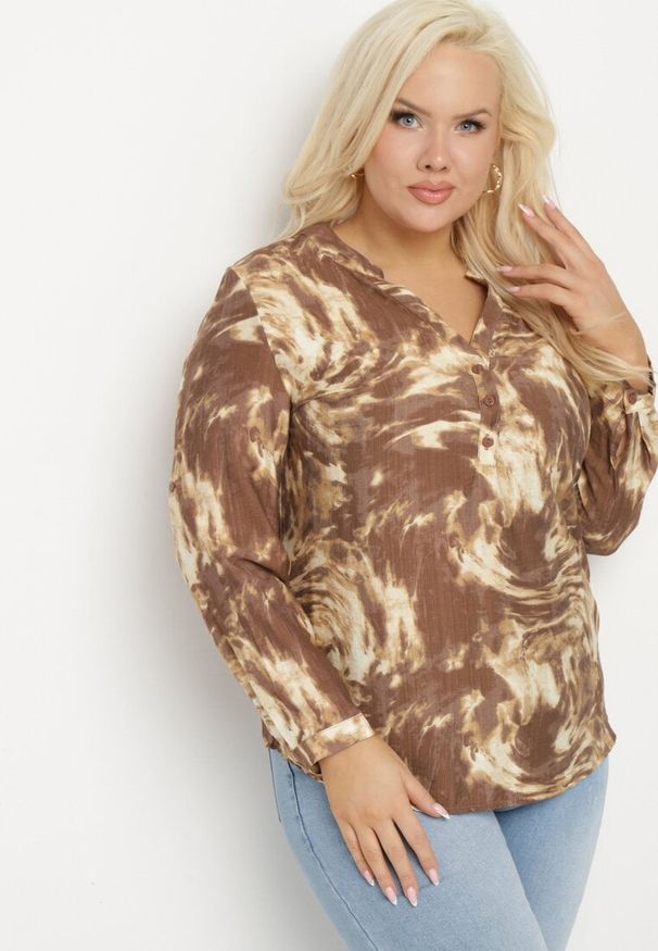 Born2be - Brązowa Koszula z Wiskozą w Abstrakcyjny Print z Podpinanymi Rękawami Asapis. Okazja: na co dzień. Typ kołnierza: dekolt w serek. Kolekcja: plus size. Kolor: brązowy. Materiał: wiskoza. Wzór: nadruk. Styl: casual, elegancki