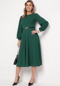 Born2be - Zielona Rozkloszowana Midi Sukienka z Eleganckimi Luźnymi Rękawami Samriddhi. Okazja: do pracy. Kolor: zielony. Typ sukienki: rozkloszowane. Styl: elegancki. Długość: midi
