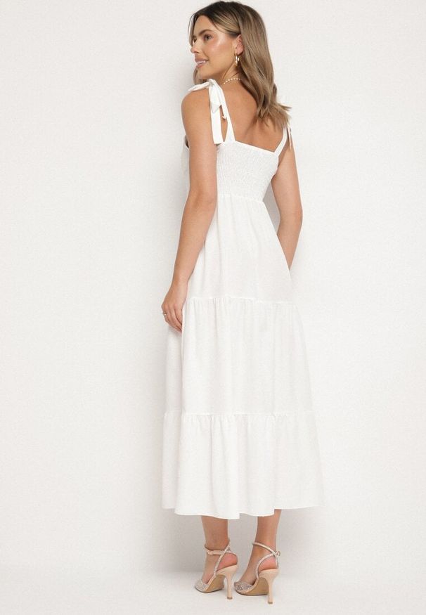 Born2be - Biała Rozkloszowana Sukienka z Wiskozą Ozdobiona Wiązaniem na Ramiączkach Meravessa. Okazja: na spacer. Kolor: biały. Materiał: wiskoza. Długość rękawa: na ramiączkach. Wzór: aplikacja