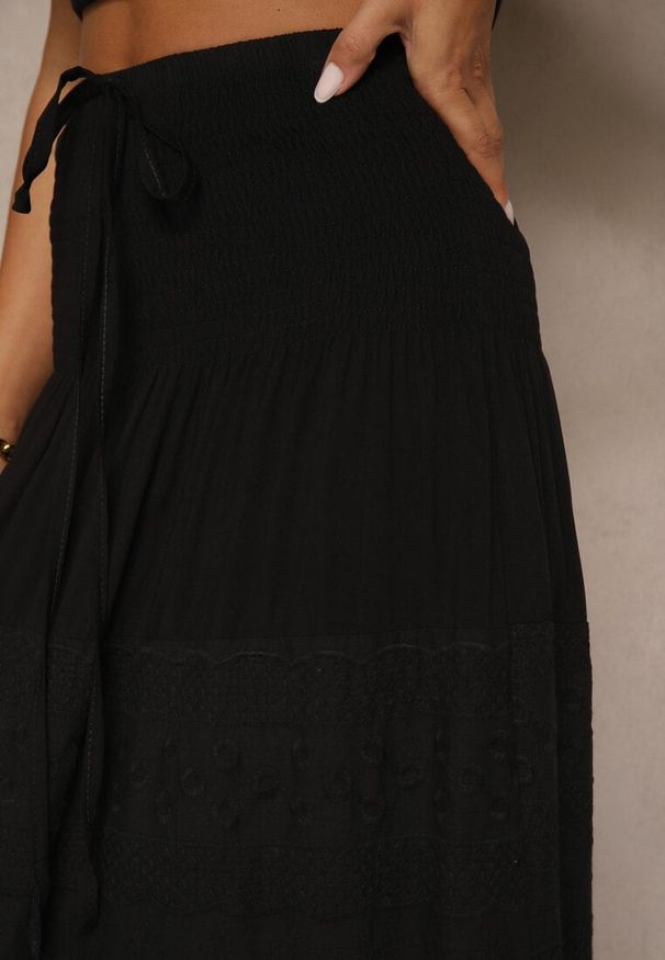 Renee - Czarna Bawełniana Spódnica o Rozkloszowanym Kroju Zdobiona Haftem Koladea. Okazja: na co dzień. Kolor: czarny. Materiał: bawełna. Wzór: aplikacja, haft. Styl: elegancki, casual, klasyczny