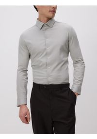 Reserved - Gładka koszula slim fit - beżowy. Kolor: beżowy. Materiał: bawełna, tkanina. Wzór: gładki #1