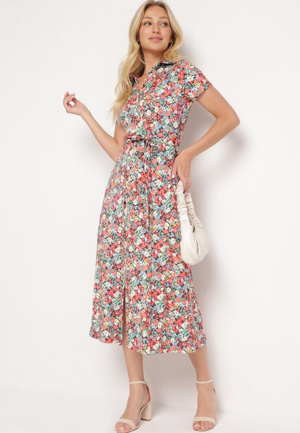 Born2be - Czerwono-Zielona Koszulowa Sukienka z Krótkim Rękawem i Wiskozą na Guziki z Materiałowym Paskiem Dimiata. Typ kołnierza: kołnierzyk klasyczny. Kolor: czerwony. Materiał: wiskoza, materiał. Długość rękawa: krótki rękaw. Wzór: kwiaty. Typ sukienki: koszulowe. Styl: klasyczny