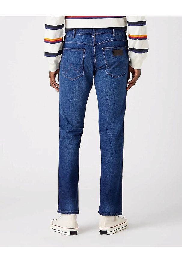Wrangler - WRANGLER GREENSBORO MĘSKIE SPODNIE JEANSOWE MOUNTAIN SOUL W15QU822O 112321407
