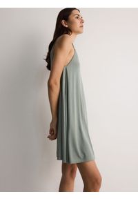 Reserved - Sukienka z modalem - oliwkowy. Kolor: oliwkowy. Materiał: dzianina. Typ sukienki: trapezowe