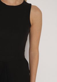 Born2be - Czarny Elegancki Kombinezon z Ozdobnymi Zakładkami Zellysha. Okazja: na co dzień, na spotkanie biznesowe. Kolor: czarny. Wzór: aplikacja. Styl: elegancki #5