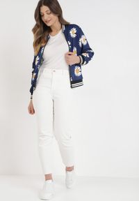 Born2be - Granatowa Bomberka Bluza w Kwiaty Idahpe. Kolekcja: plus size. Kolor: niebieski. Materiał: dzianina. Wzór: kwiaty #4