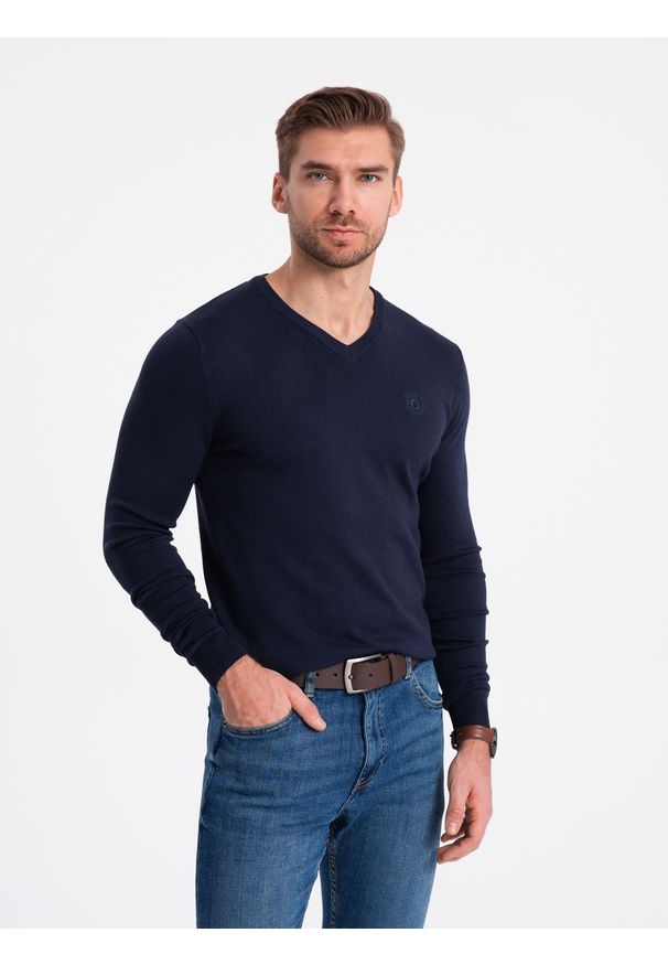 Ombre Clothing - Elegancki sweter męski BASIC V-neck z wiskozą - granatowy V22 OM-SWBS-0107 - Rozmiar: M. Okazja: do pracy, na co dzień. Typ kołnierza: dekolt w serek. Kolor: niebieski. Materiał: wiskoza. Wzór: haft. Styl: elegancki