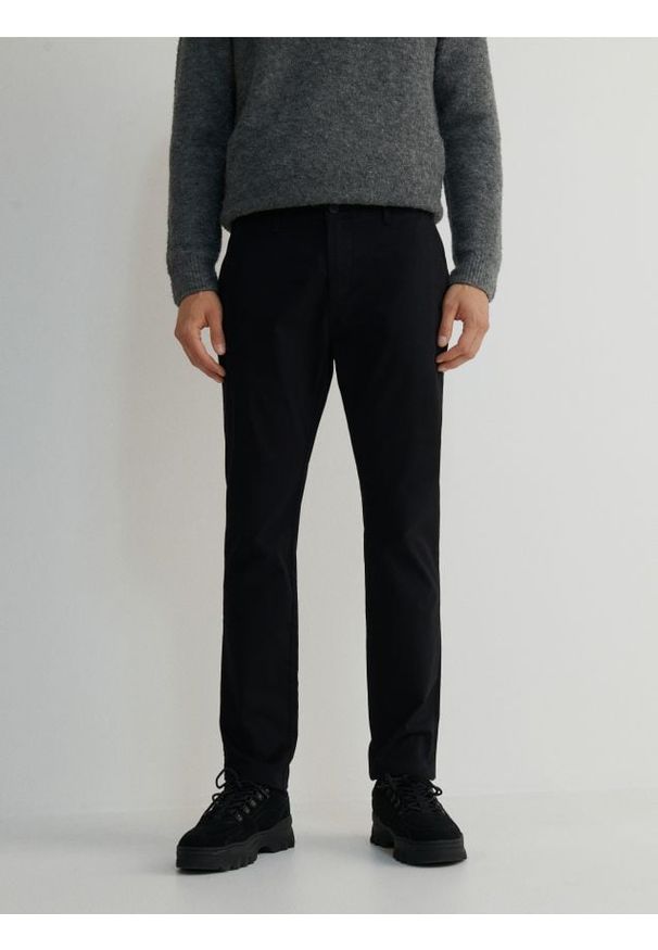 Reserved - Spodnie chino slim fit - czarny. Kolor: czarny. Materiał: bawełna