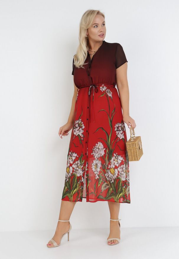 Born2be - Bordowa Sukienka Eripheis. Kolor: czerwony. Materiał: tkanina, wiskoza. Długość rękawa: krótki rękaw. Wzór: gładki, kwiaty. Typ sukienki: koszulowe. Długość: midi