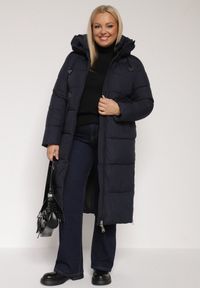 Born2be - Granatowa Długa Kurtka Pikowana z Kapturem i Bocznymi Suwakami Mevoressa. Okazja: na spacer, na co dzień. Typ kołnierza: kaptur. Kolekcja: plus size. Kolor: niebieski. Materiał: dzianina, jeans, poliester. Długość: długie. Styl: casual #6