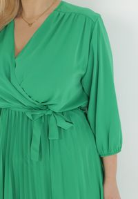 Born2be - Zielona Plisowana Sukienka Maxi z Kopertowym Dekoltem i Wiązaniem w Talii Lariah. Kolekcja: plus size. Kolor: zielony. Materiał: materiał. Typ sukienki: kopertowe. Długość: maxi #4